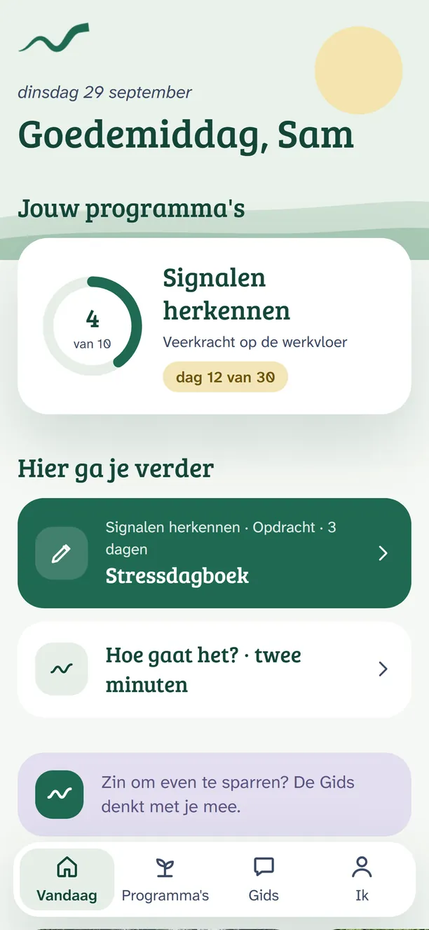 De app op een telefoon: het scherm Vandaag van Sam. Bovenaan het programma Signalen herkennen, dag 12 van 30, met 4 van 10 stappen gedaan. Daaronder Hier ga je verder met de opdracht Stressdagboek, de meting Hoe gaat het en de Gids.